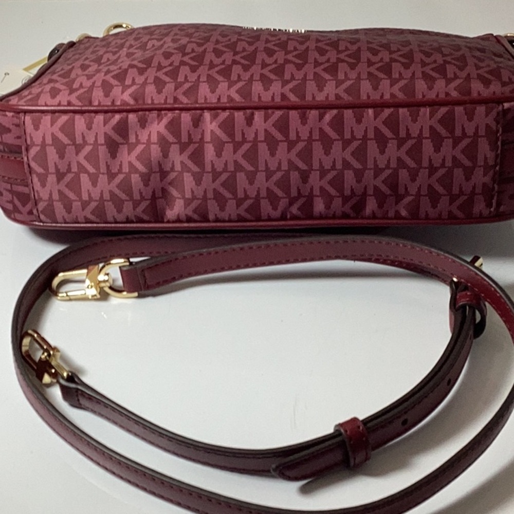 MICHAEL Michael Kors
Jet Set Medium Top Zip Pochette Crossbody Bag - Picture 10 of 11